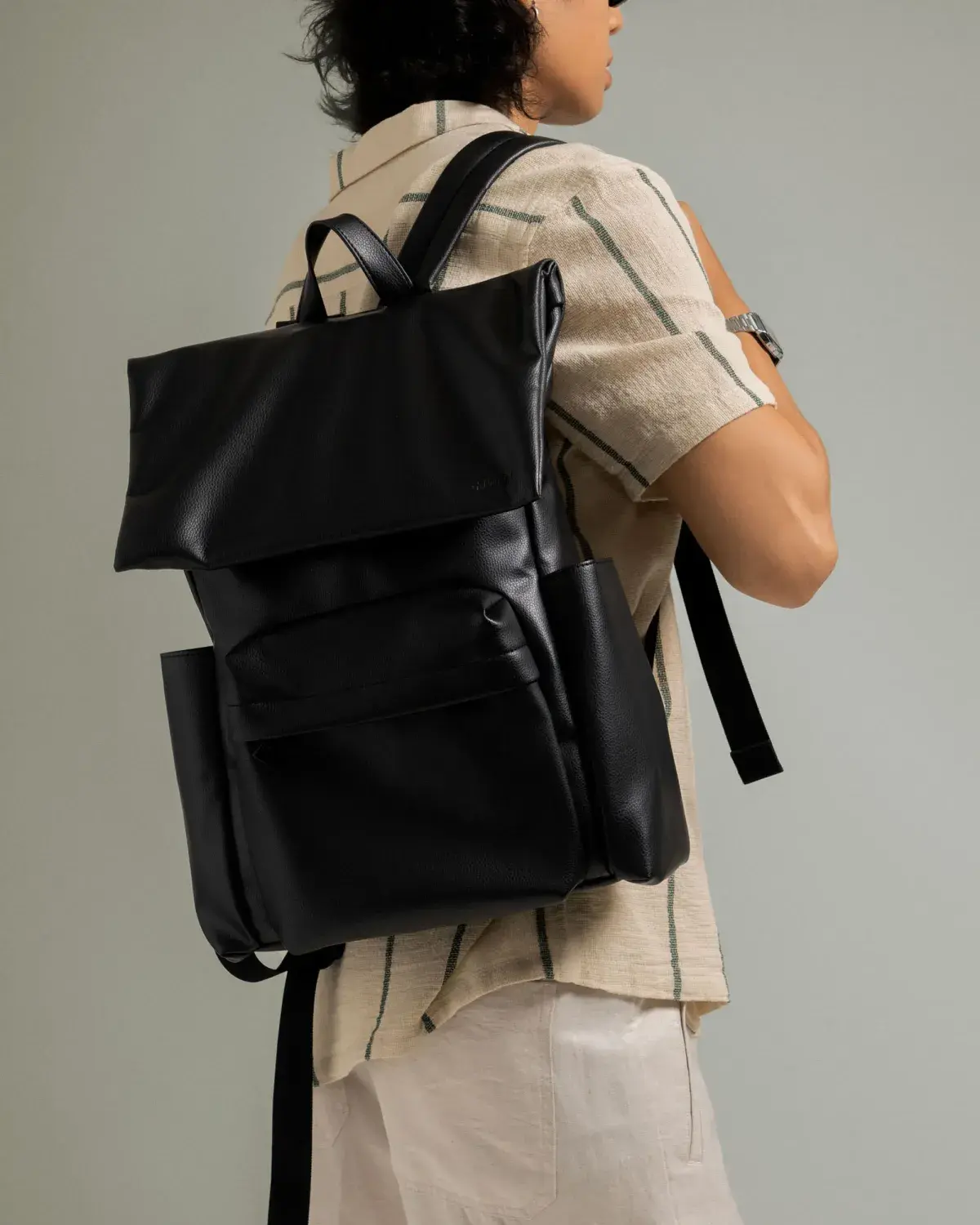 10F23BAG007_BLACK_balo-1-vmji.webp